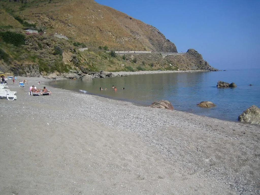 Appartamento On The Beach Gioiosa Marea Italia